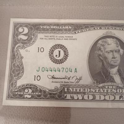 3 UNC $2 DOLLAR BILLS. 2 ARE SEQUENTIAL, THREE $2 BILLS 2 ARE SEQUENTIAL