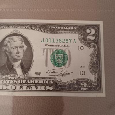 3 UNC $2 DOLLAR BILLS. 2 ARE SEQUENTIAL, THREE $2 BILLS 2 ARE SEQUENTIAL