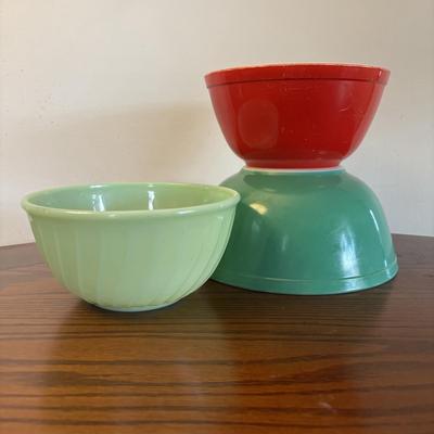 LOT 83: Vintage Fire King Jadeite 7" Bowl along with 2 Primary Color Pyrex Bowls 7" & 8.5"