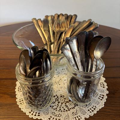 LOT 88: Wm Rogers Flatware