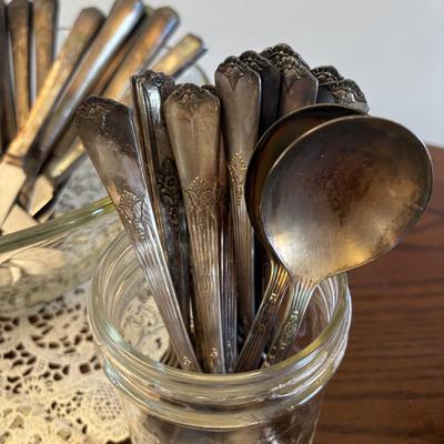 LOT 88: Wm Rogers Flatware