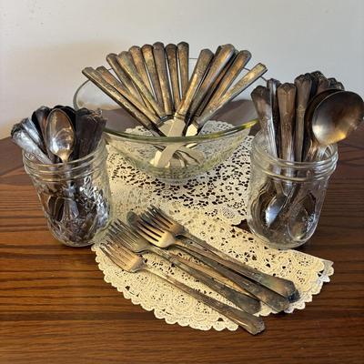 LOT 88: Wm Rogers Flatware