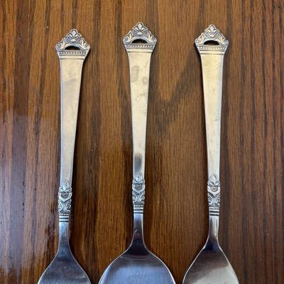 LOT 91: Vintage Hazel-Atlas Juicer, Spry Measuring Glass, Abbots Milk Bottle, Cobalt Blue Eye Cup, Carnival Glass Creamer, Hurricane Lamp...