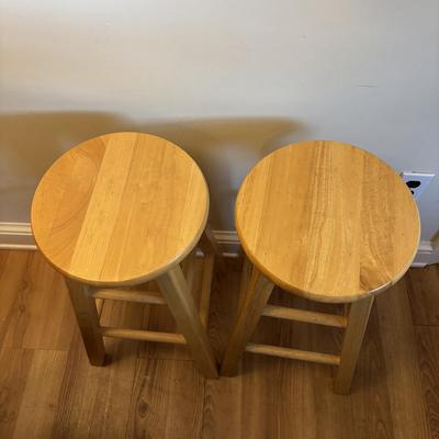 LOT 106: Round Pub Style table w/2 Wooden Stools