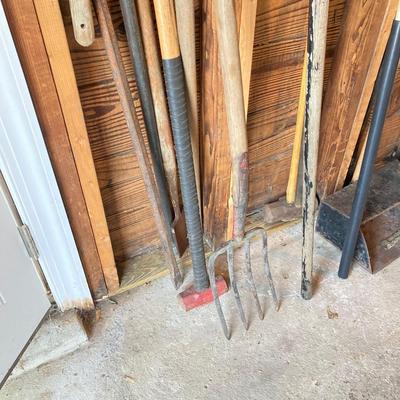 LOT 122: Large Collection of Outdoor / Construction Tools - Shovels, Rakes, Sledge Hammers, Pry Bars and More