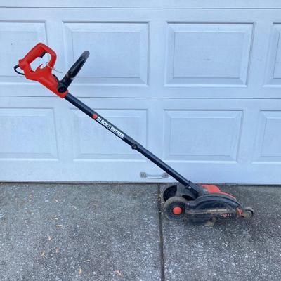 LOT 124: Black & Decker Edger LE750 with Extended Pole Saw and Fiskars