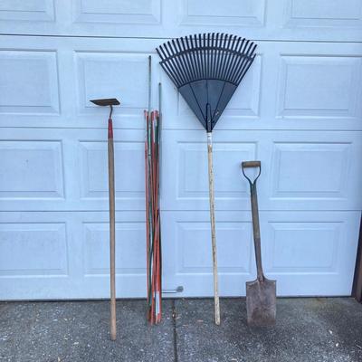 LOT 125: Black & Decker Edge Hog LE750 with Garden / Lawn Stakes, Rake, Shovel and Hoe