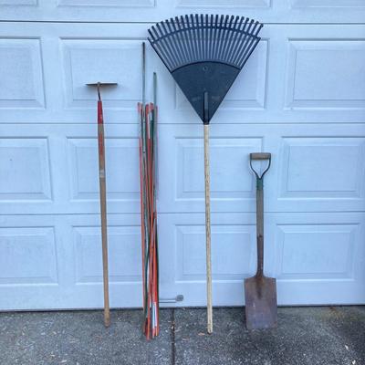 LOT 125: Black & Decker Edge Hog LE750 with Garden / Lawn Stakes, Rake, Shovel and Hoe