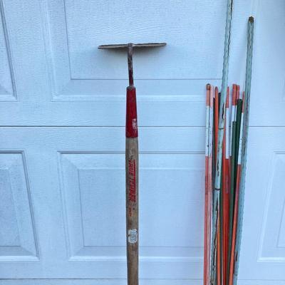 LOT 125: Black & Decker Edge Hog LE750 with Garden / Lawn Stakes, Rake, Shovel and Hoe