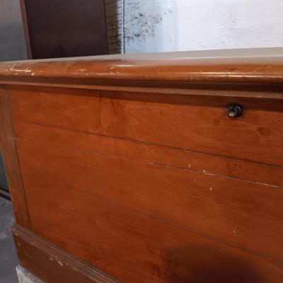 LOT 136: Vintage Lane Cedar Chest