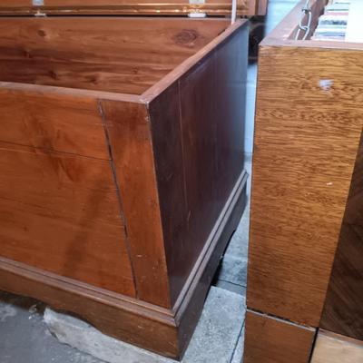 LOT 136: Vintage Lane Cedar Chest