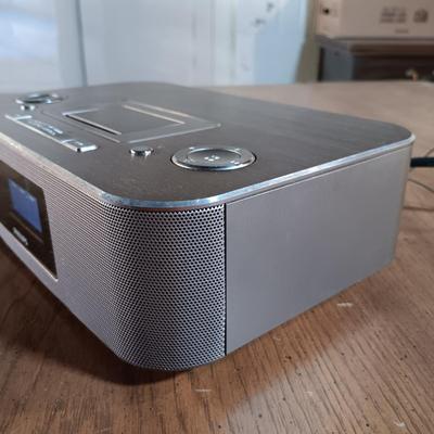 LOT 139: HP 7" Digital Picture Frame, Philips DC290B Audio Player & Optimus TM-155 Stereo Tuner