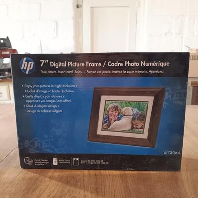 LOT 139: HP 7" Digital Picture Frame, Philips DC290B Audio Player & Optimus TM-155 Stereo Tuner