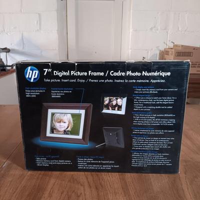 LOT 139: HP 7" Digital Picture Frame, Philips DC290B Audio Player & Optimus TM-155 Stereo Tuner
