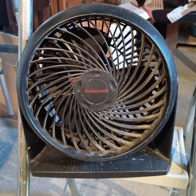 LOT 143: Kenmore Heavy Duty Wet Dry Vac, ShopVac 1 Gallon Wet Dry Vac, Honeywell Fan & Folding Step Ladder