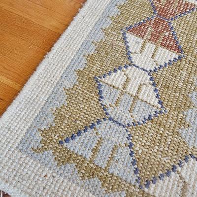 White/Green Area Rug w/Fringe. (DR-JS)