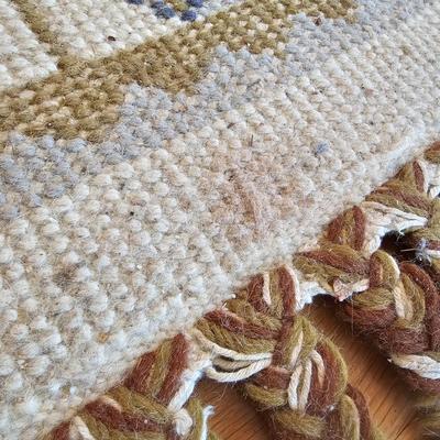 White/Green Area Rug w/Fringe. (DR-JS)