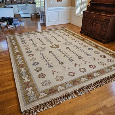 White/Green Area Rug w/Fringe. (DR-JS)
