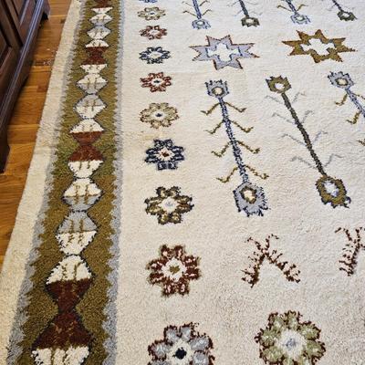 White/Green Area Rug w/Fringe. (DR-JS)