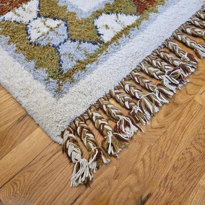 White/Green Area Rug w/Fringe. (DR-JS)