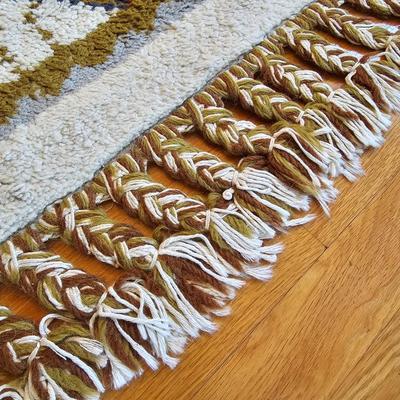 White/Green Area Rug w/Fringe. (DR-JS)