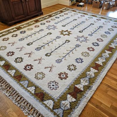 White/Green Area Rug w/Fringe. (DR-JS)