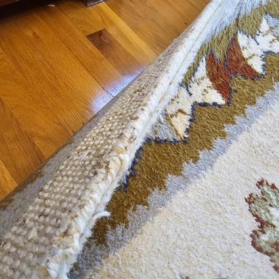 White/Green Area Rug w/Fringe. (DR-JS)