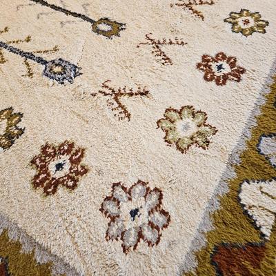 White/Green Area Rug w/Fringe. (DR-JS)