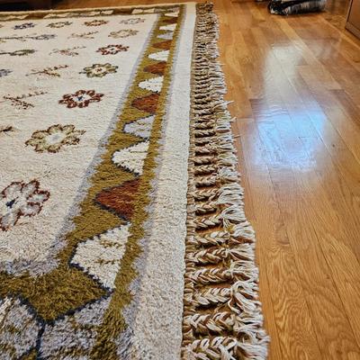 White/Green Area Rug w/Fringe. (DR-JS)