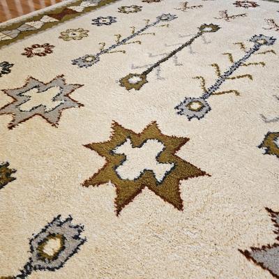 White/Green Area Rug w/Fringe. (DR-JS)