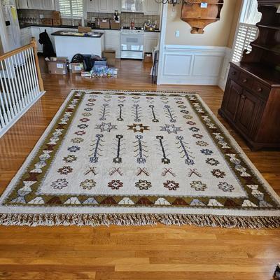 White/Green Area Rug w/Fringe. (DR-JS)