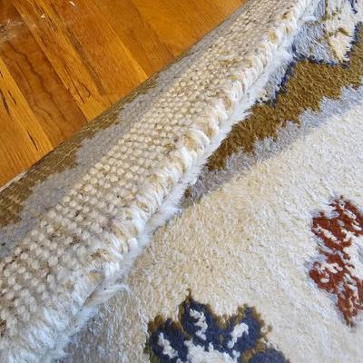 White/Green Area Rug w/Fringe. (DR-JS)