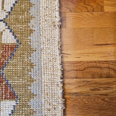 White/Green Area Rug w/Fringe. (DR-JS)