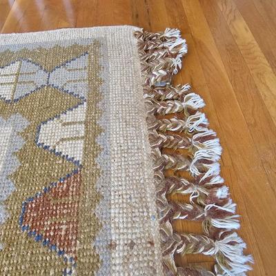 White/Green Area Rug w/Fringe. (DR-JS)