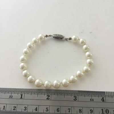 Vintage pearl type beaded bracelet