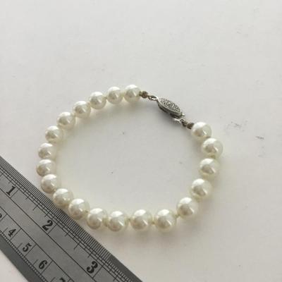 Vintage pearl type beaded bracelet