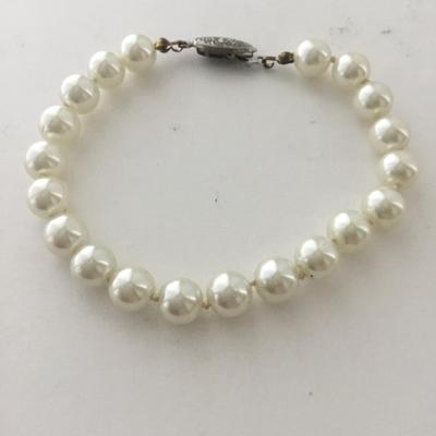 Vintage pearl type beaded bracelet