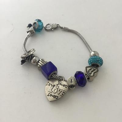 Unmakred blue beaded charm bracelet