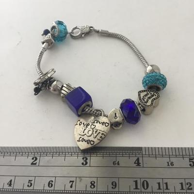 Unmakred blue beaded charm bracelet