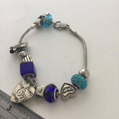 Unmakred blue beaded charm bracelet