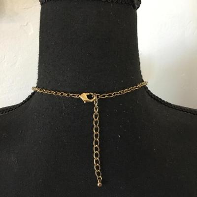 Beautiful vintage, gold tone, faux green glass statement necklace