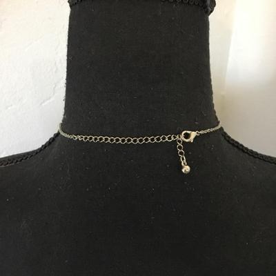 Gorgeous, iridescent, silver tone necklace very nice vintage