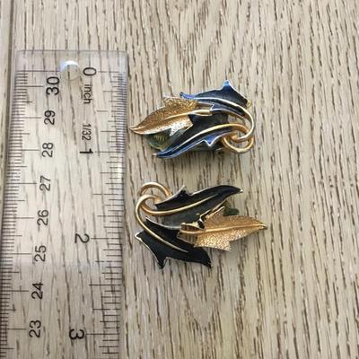 Vintage, modeart black enamel gold tone, leaf clip on earrings