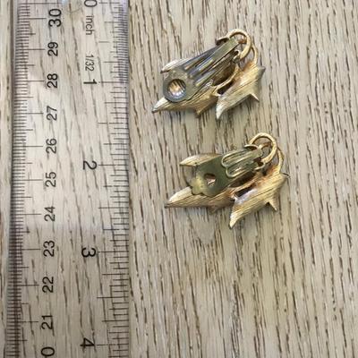 Vintage, modeart black enamel gold tone, leaf clip on earrings