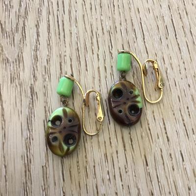 Vintage gold tone green brown bead clip on dingle earrings