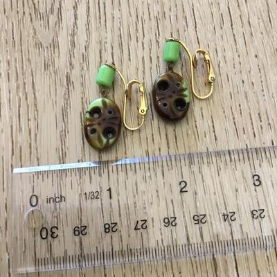 Vintage gold tone green brown bead clip on dingle earrings