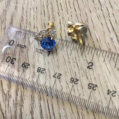 Gorgeous vintage rhinestone screw back earrings Crystal rhinestone