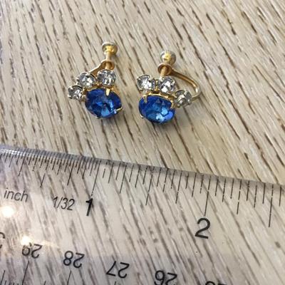 Gorgeous vintage rhinestone screw back earrings Crystal rhinestone