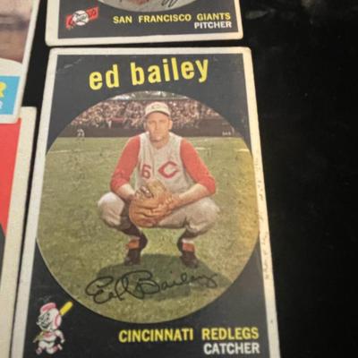 BASEBALL TRADING CARDS (4)