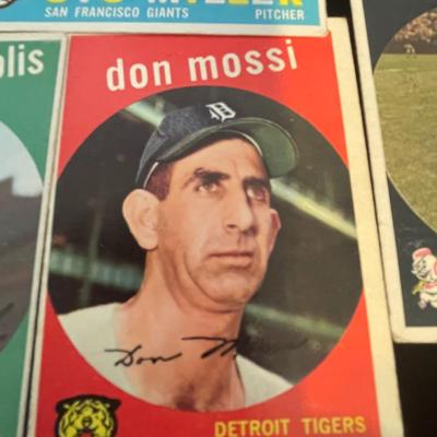 BASEBALL TRADING CARDS (4)